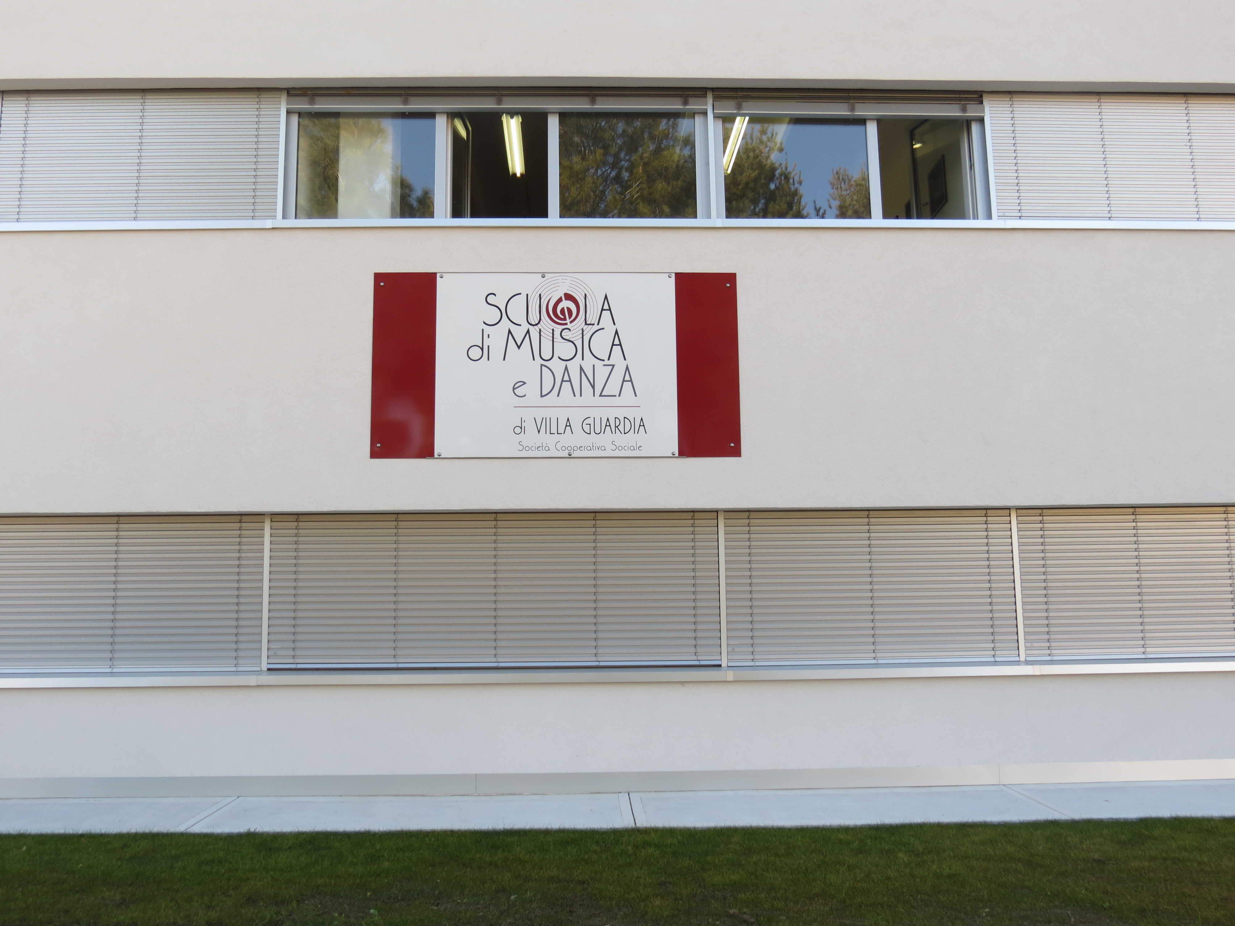 Facciata della Scuola di Musica e Danza di Villa Guardia con insegna ben visibile.
