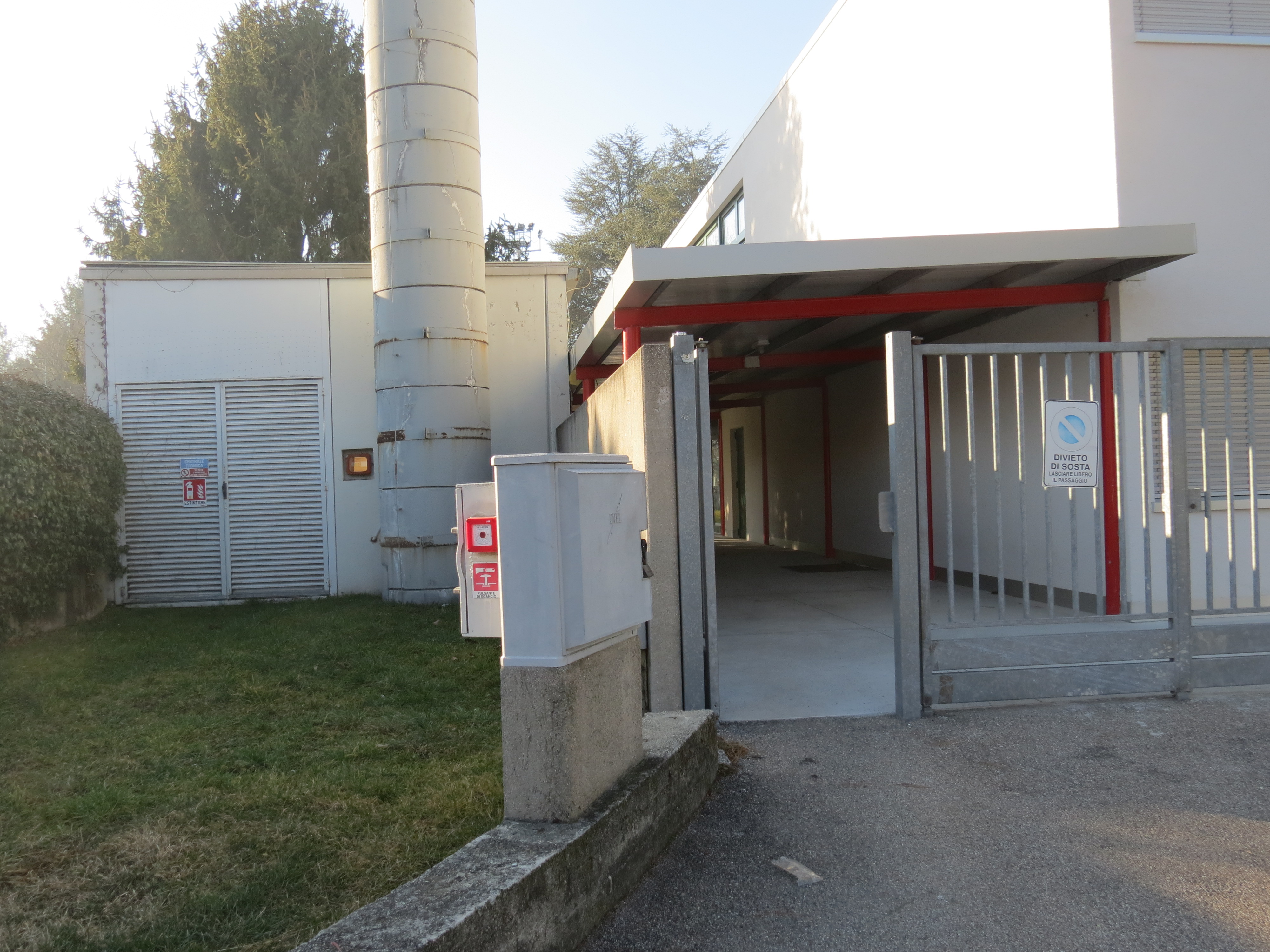 Ingresso della Scuola di Musica di Maccio a Villa Guardia, con area verde e struttura moderna visibile.