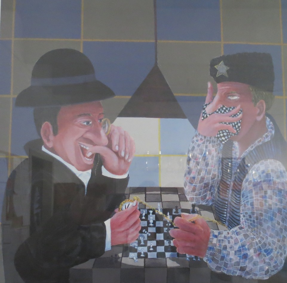 Un dipinto che raffigura due uomini seduti a un tavolo da gioco, uno indossa un cappello nero e sembra ridere mentre l'altro, in uniforme con un distintivo, ha un'espressione seria e tiene una mano davanti al volto. Sul tavolo è presente un gioco di scacchi.