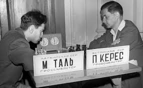 Due grandmaster di scacchi, Michail Tal e Paul Keres, seduti a un tavolo con una scacchiera, in un'emozionante partita di scacchi.