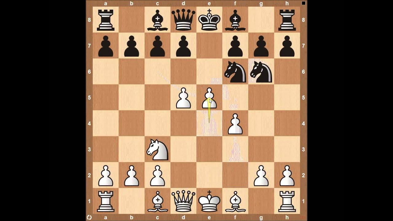 Posizione di scacchi con pezzi bianchi e neri disposti sulla scacchiera, mostrando una fase intermedia della partita.
