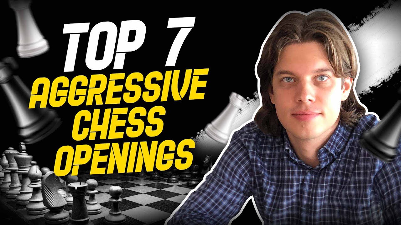 Un uomo presenta le 'Top 7 aperture scacchistiche aggressive' in un video, con scacchi sullo sfondo e un design grafico vivace.
