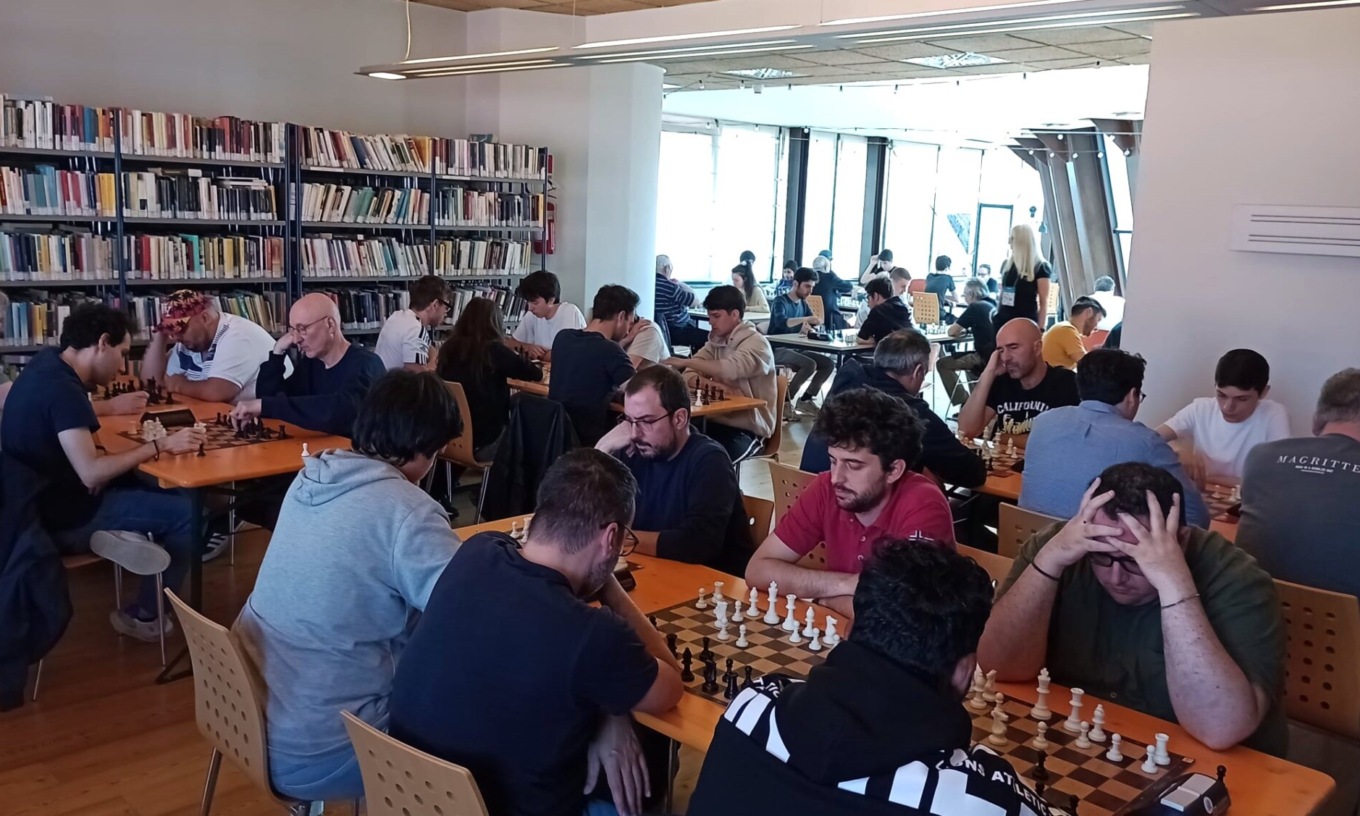 Partecipanti concentrati durante il Torneo di Scacchi presso la biblioteca di via Piave a Cesate.