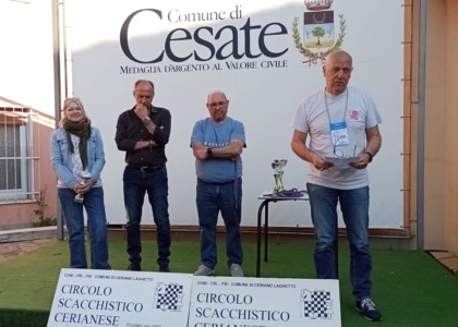 Premiazione del Torneo Cesate per gli Scacchi, con rappresentanti del Gruppo Scacchistico Cerianese sul palco, davanti a uno sfondo con il logo del Comune di Cesate.
