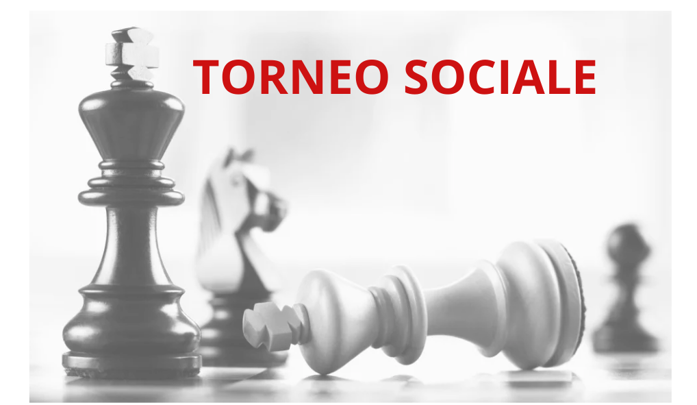 Un primo piano di pezzi da scacchi, con una scacchiera sfocata sullo sfondo e il testo 'TORNEO SOCIALE' in rosso.