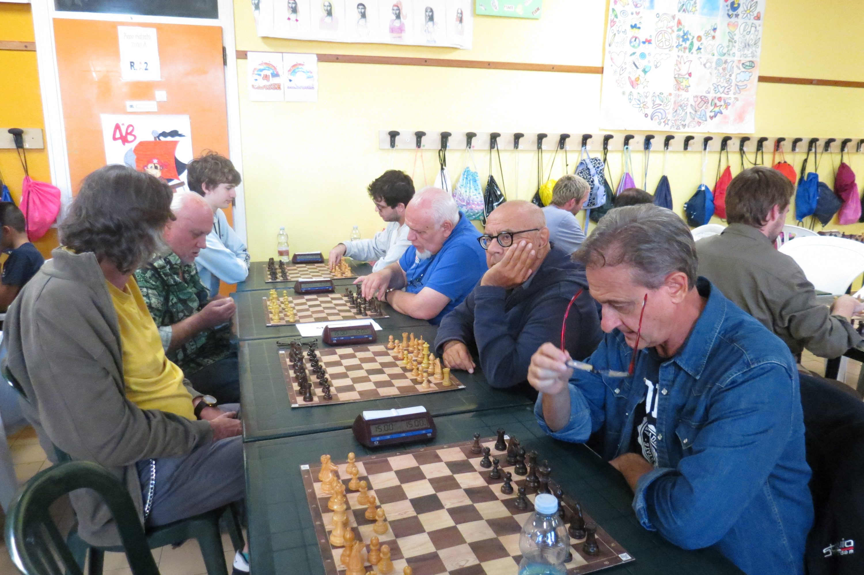 Partecipanti al Campionato Regionale Semilampo a Squadre della Lombardia, seduti ai tavoli di scacchi durante il torneo a Ceriano Laghetto.