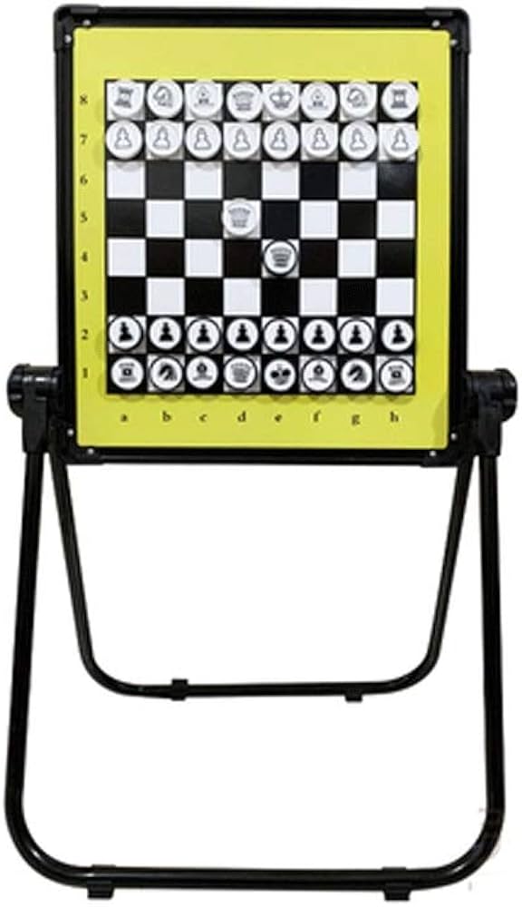 Lavagna per il gioco degli scacchi con scacchiera a strisce bianche e nere e pezzi bianchi e neri.