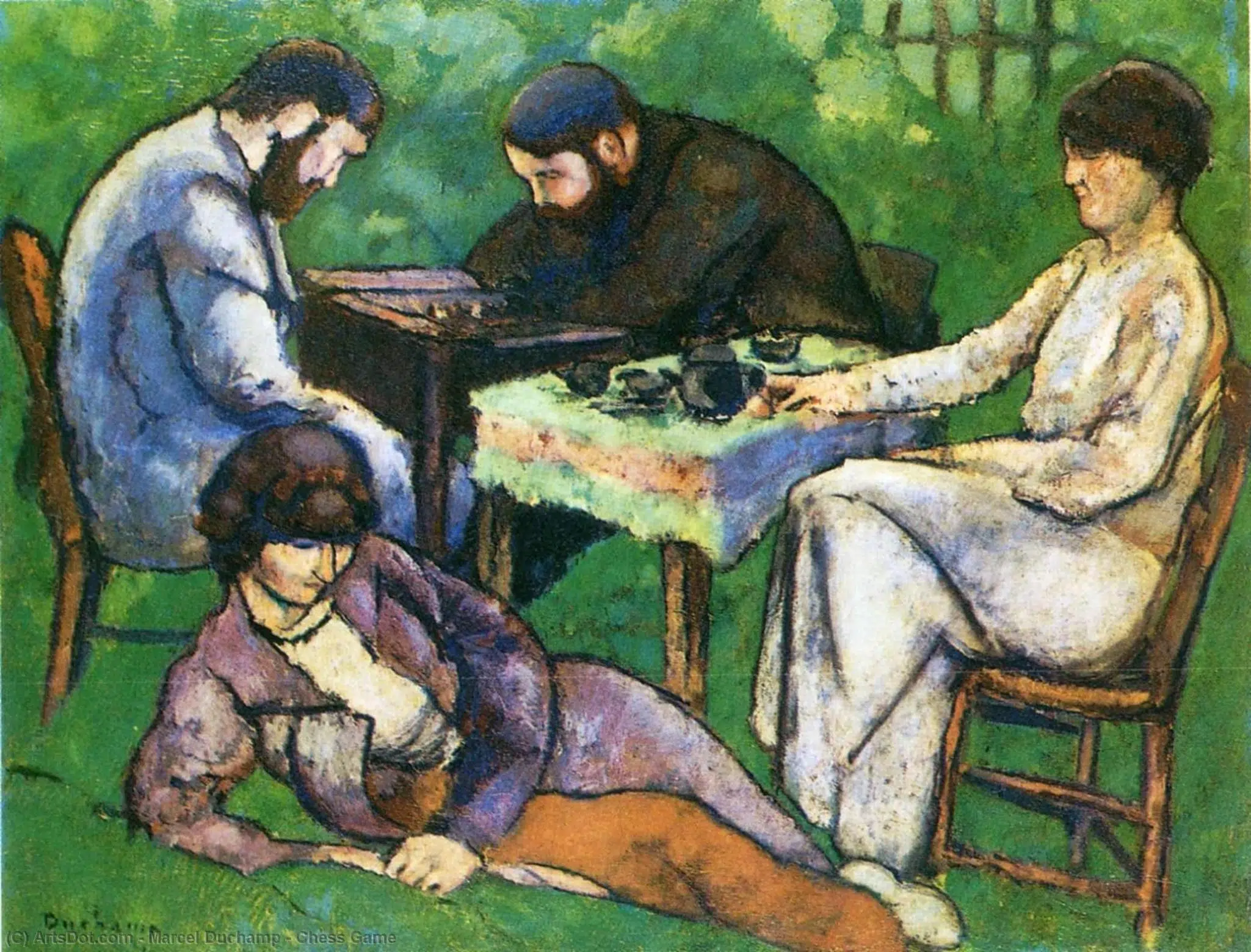 Quattro persone sedute in un giardino, due uomini e due donne, mentre interagiscono attorno a un tavolo.