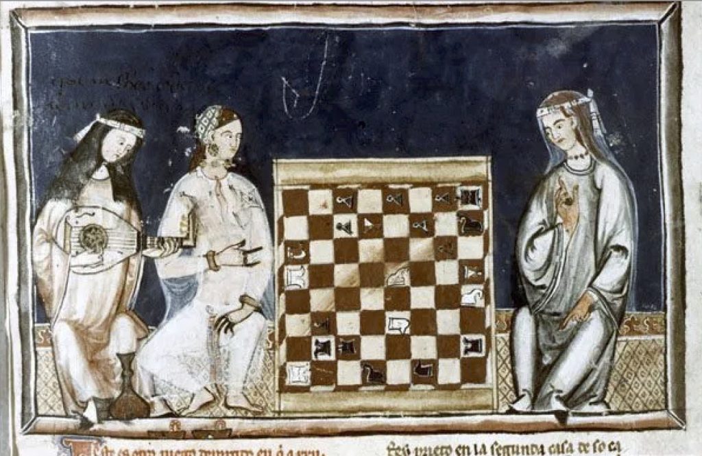 Un'illustrazione medievale raffigurante tre persone: due sedute accanto a un tavolo da gioco con una scacchiera, mentre una terza persona osserva, vestita in modo elegante.