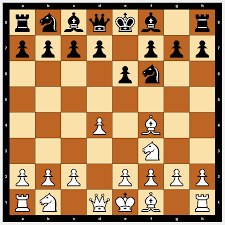 Scacchiera con pezzi bianchi e neri in una posizione di gioco.