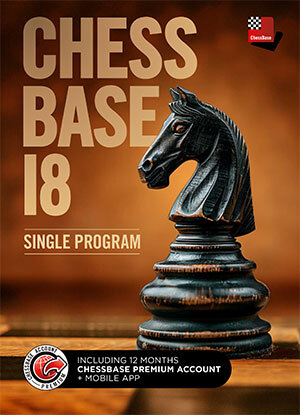 Copertina del software ChessBase 18, con un cavallo di scacchi in legno sullo sfondo e dettagli del programma in evidenza.