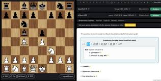 Scacchiera in corso di gioco con pezzi bianchi e neri disposti, e un'interfaccia di analisi sulla destra.